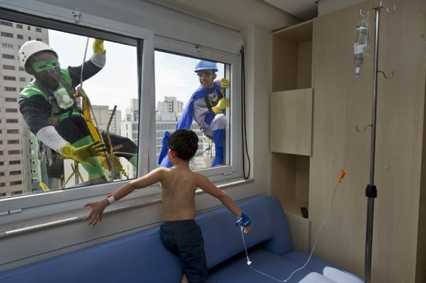 Супергерои: активисты в костюмах мыли окна в детской больнице Бразилии