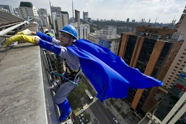 Супергерои: активисты в костюмах мыли окна в детской больнице Бразилии