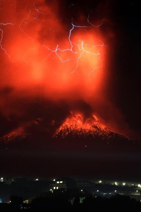 fotografii-izverzheniya-vulkana-kalbuko