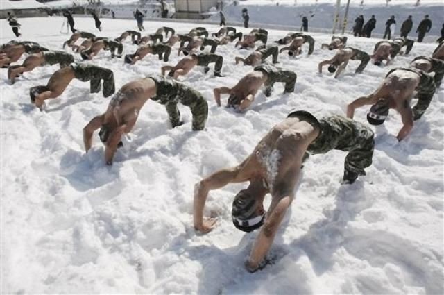 Тренировки голых солдат Северной Кореи в снегу