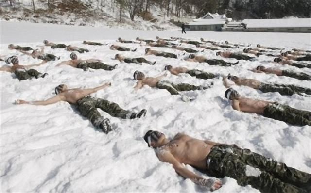 Тренировки голых солдат Северной Кореи в снегу