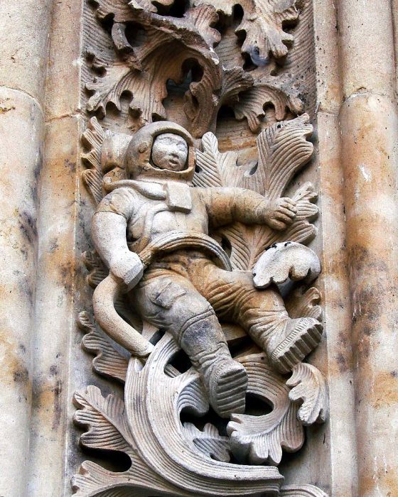 Астронавт на рельефном украшении собора Саламанки. | Фото: commons.wikimedia.org.