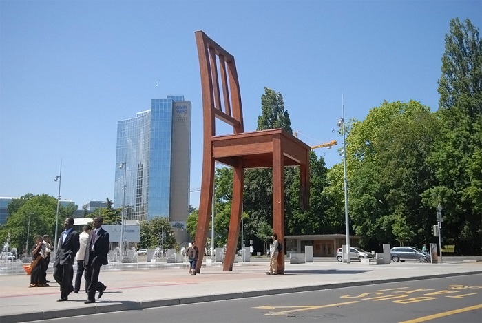 Памятник, установленный в 1997 году на площади Наций в Женеве, достигает высоты в двенадцать метров.