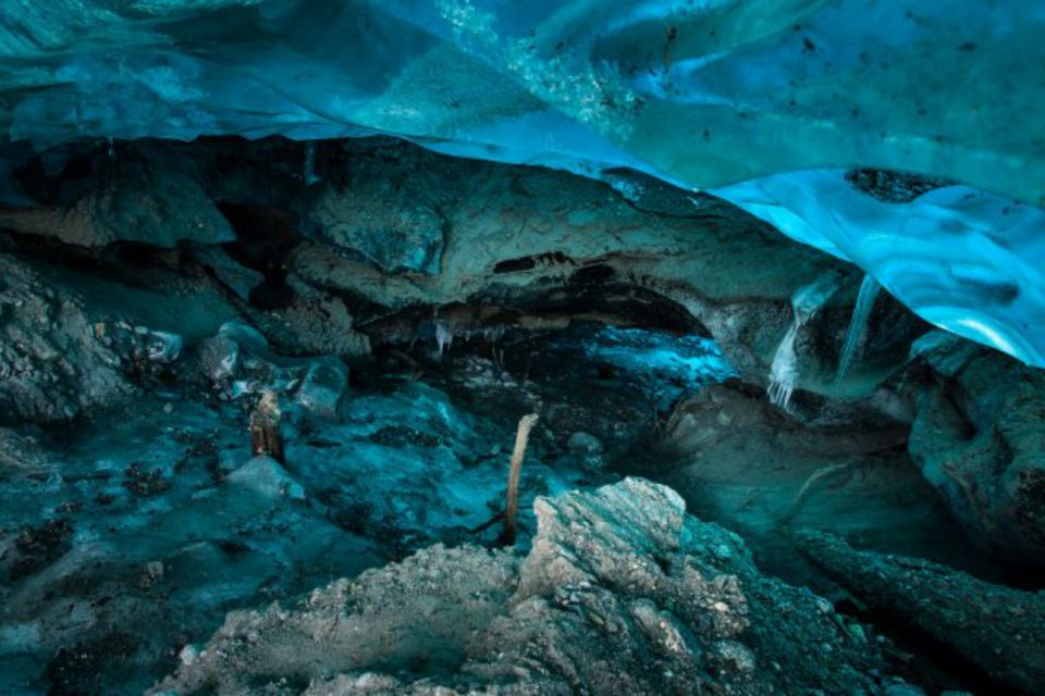 Ледяная пещера на Аляске