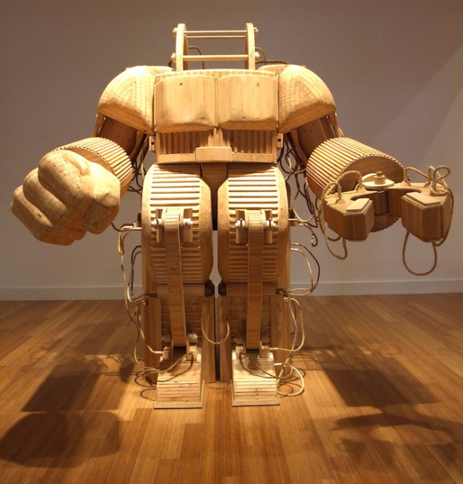 Величественный деревянный робот от скульптора Майкла Ри.