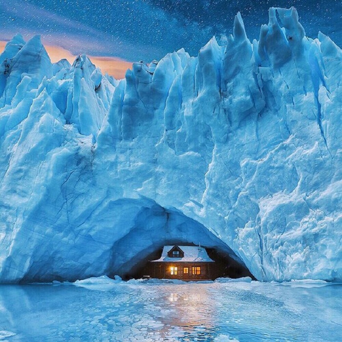 Деревянный дом в плену у ледяной глыбы.
