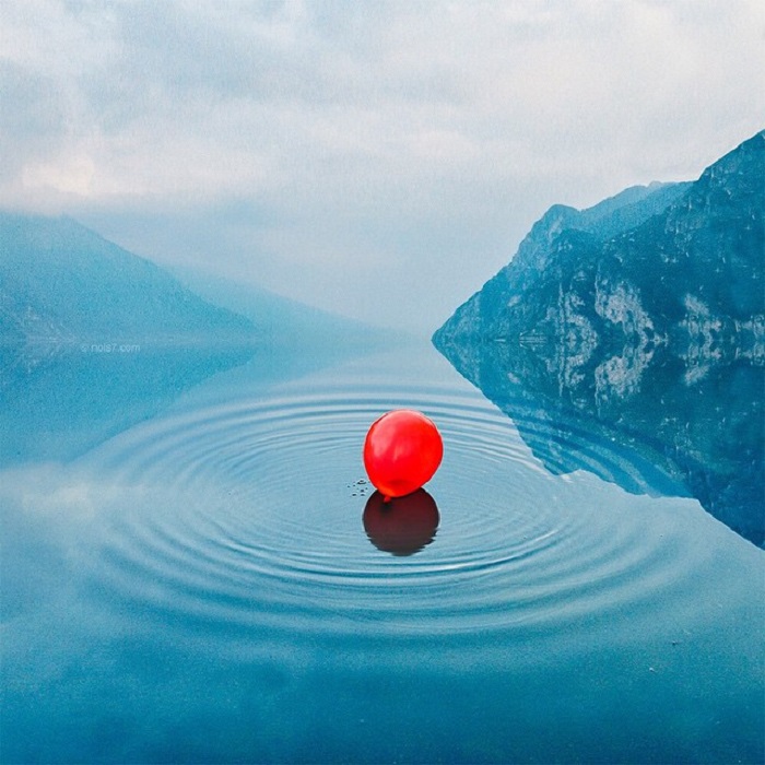 Красный шар на водной поверхности, уплывающий вдаль.