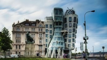 Танцующий дом невероятно странный, и его обязательно нужно увидеть гостям города. /Фото:pixabay.com