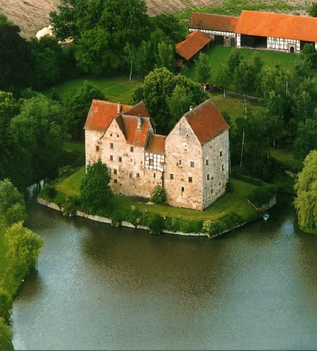 Баварский замок расположившийся в природном парке Хасберге.