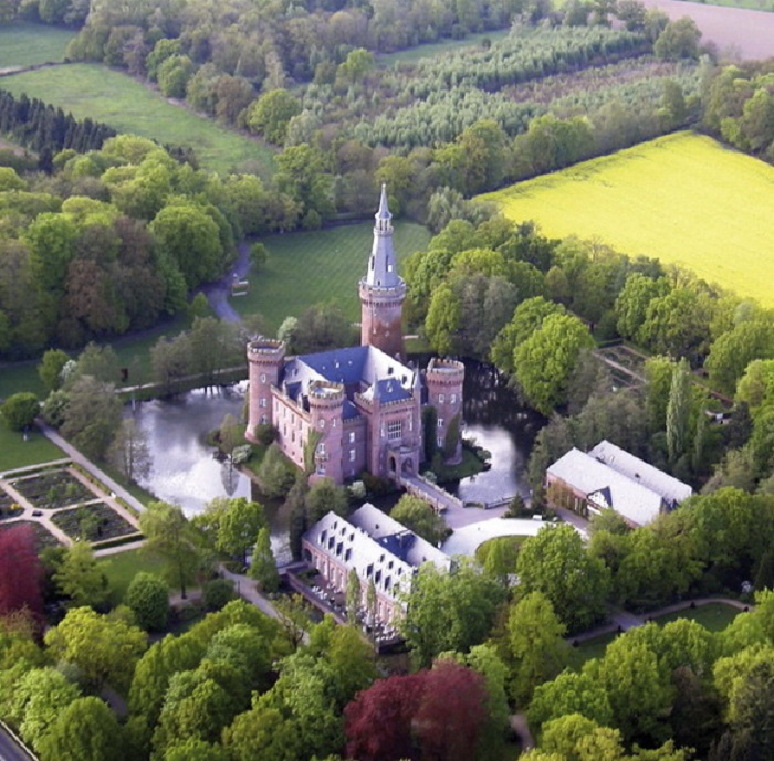Один из замков Германии, окруженный водой, поражающий своим великолепием, архитектурой, роскошью.