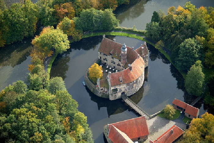 Расположеная в центре природного заповедника, крепость является одним из прекраснейших старинных замков Германии.