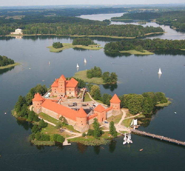 Расположенный на озере Галве, замок был одним из главных центров Великого Герцогства Литовского.
