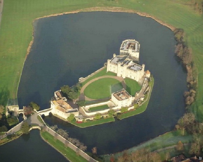 Расположившись на двух озёрных островах на юго-востоке Англии, более семисот лет назад, замок стал королевским дворцом. 