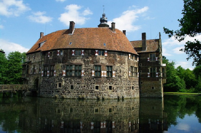 Средневековая оборонительная крепость - укреплена по периметру каменными стенами и окружена рвом наполненным водой.