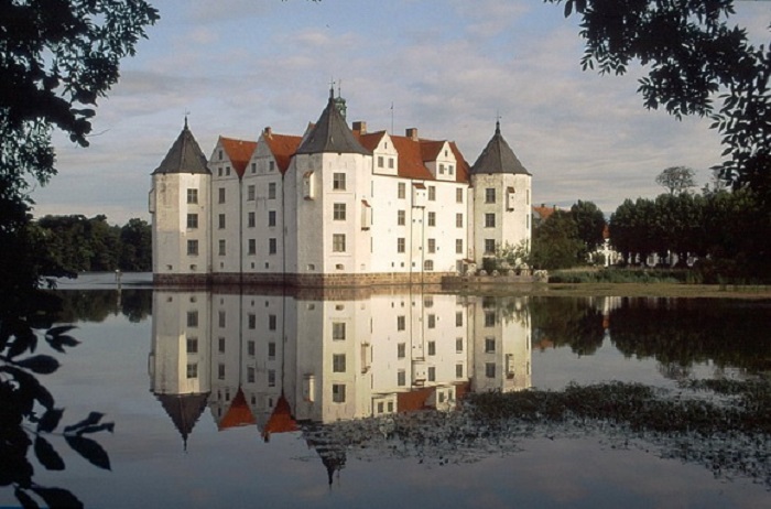 Возведенный в 16 веке, замок считается уникальным в своем роде, поскольку он со всех сторон окружен водой.