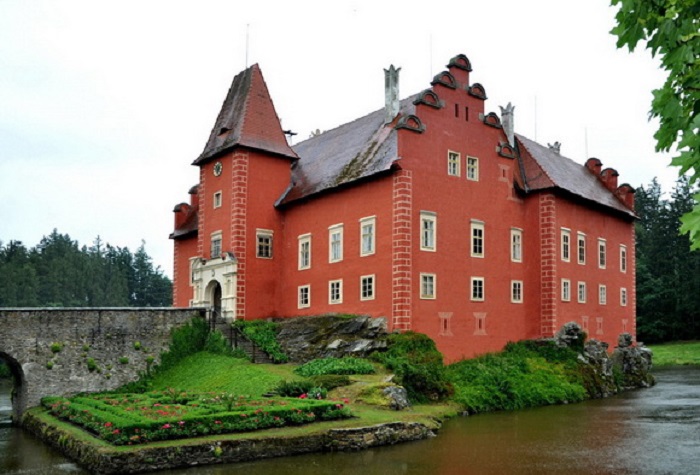 Ярко-красное ренессансное здание в южной Чехии ежегодно привлекает десятки тысяч туристов.