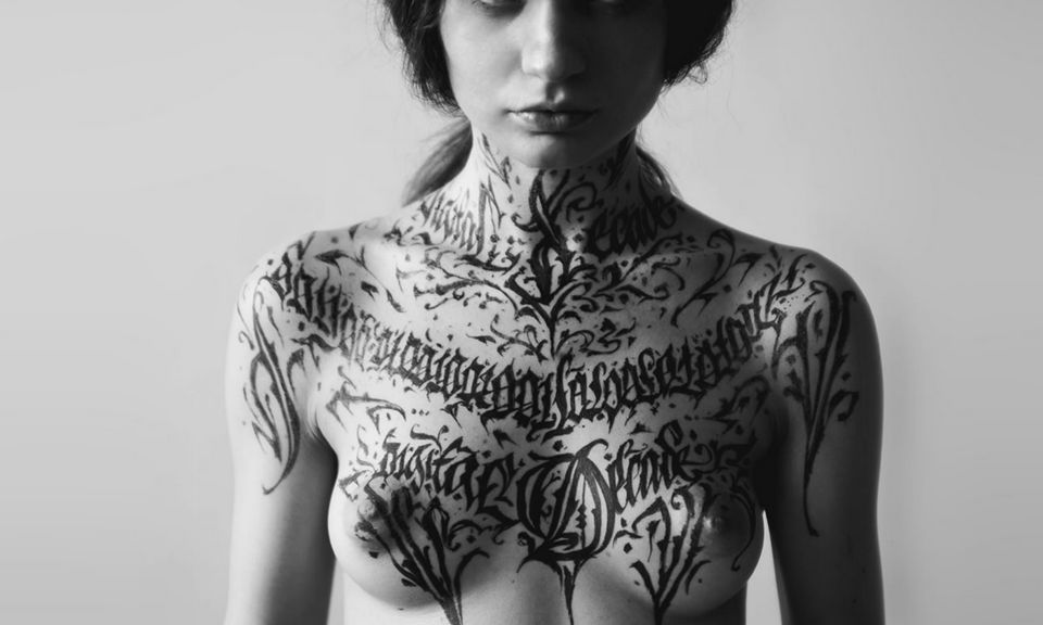 Каллиграфия Покраса Лампаса на теле обнажённых девушек_04