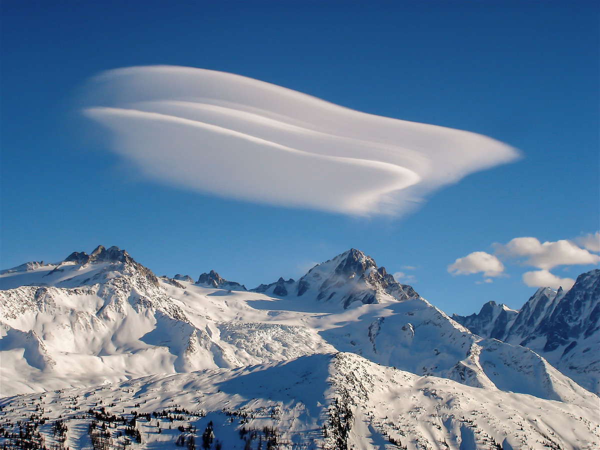 Лентикулярное (линзовидное) облако в Альпах, Франция. Автор: Иэн Афшар.