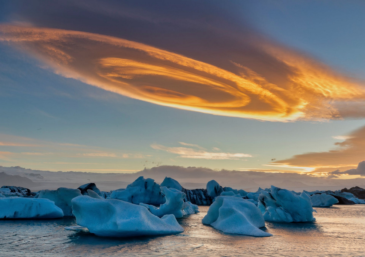 Облако, похожее на булочку с корицей. Йёкюльсаурлоун, Исландия. Автор: Сун Бингин.