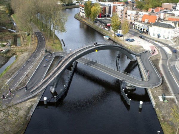 Скрюченный пешеходный мост Melkwegbridge