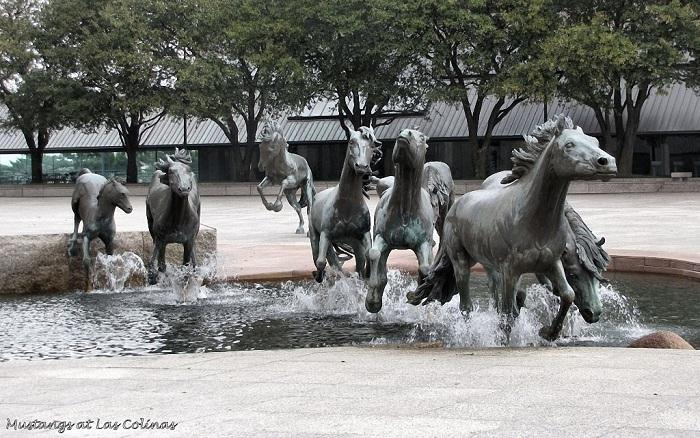 Дикие мустанги - Скульптура, установленная в городе Ирвинг (штат Техас, США).
