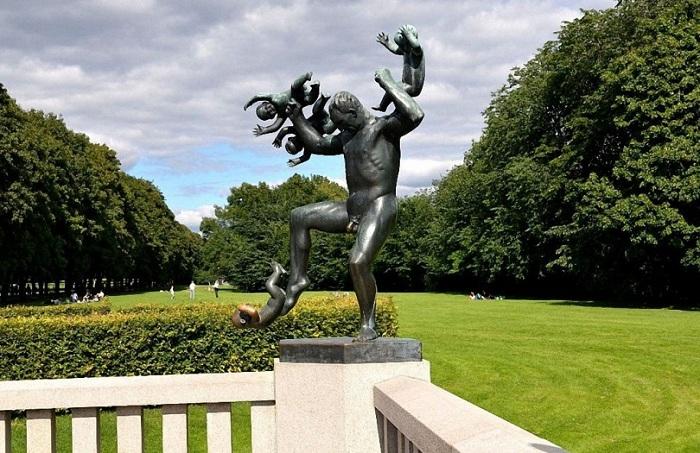 Мужчина, отбивающийся от детей - Скульптура Густава Вигеланда.