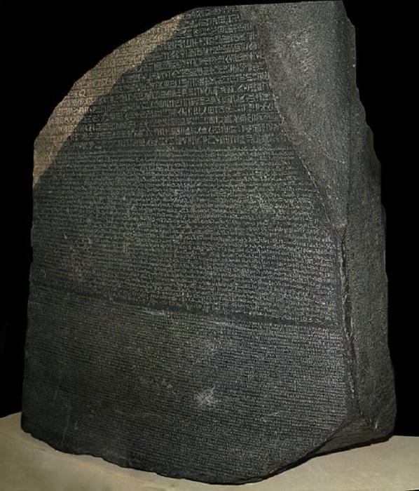 Розеттский камень, ставший ключом к расшифровке египетских иероглифов. | Фото: thevintagenews.com.